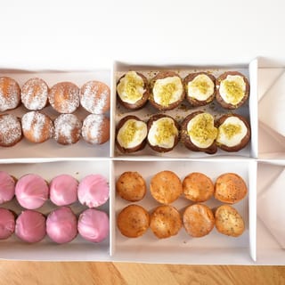 Mini Cakes (Tray of 32 Units)