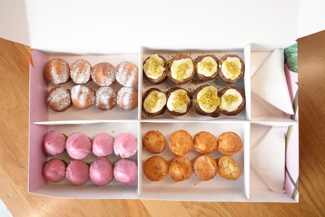Mini Cakes (Tray of 32 Units).